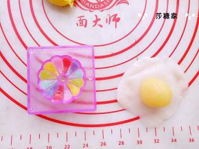 取阳晨和果子模具一枚，按照模具里的花纹用冰皮填满，然后取冰皮25克，奶黄馅18克包出放到模具里。（此模具是45克的容量）