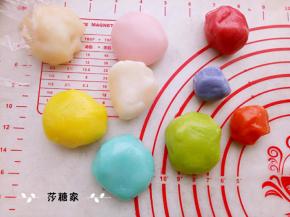 把冰皮分成你需要的份，然后加上你喜欢的颜色。你可以用色素、色粉，也可以用抹茶粉，南瓜粉，紫薯粉等天然色素。