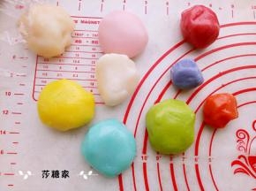 把冰皮分成你需要的份，然后加上你喜欢的颜色。你可以用色素、色粉，也可以用抹茶粉，南瓜粉，紫薯粉等天然色素。