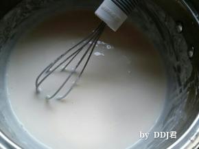 把纯净水和高粉放奶锅搅拌均匀，用小火煮，边煮边搅拌