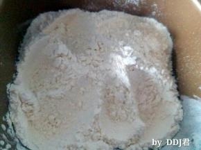 将所有的食材，除黄油外，都放入面包机桶内，先液体，再干粉，启动搅拌程序，一个程序后加入软化好的黄油