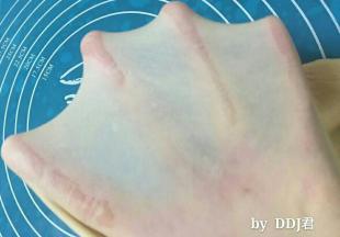 揉至能拉出结实的薄膜出来，揉面就完成了 