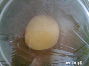 面团从面包机里取出，团圆，放入不锈钢盆，盖上保鲜膜进行第一次发酵。现在气温越来越暖和，可以室温发酵，比较稳定