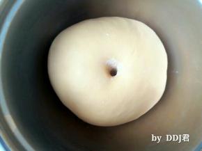 发酵至面团涨到2~2.5倍大。。用手指沾点面粉戳进去后，小孔不回缩就发好了，如果戳进去，面团往下塌则是发酵过头，之前我不懂，以为发的越大越好结果出来的成品真是遭透了