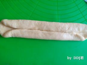 擀太宽，两边折起来，再轻轻擀一下，由上至下卷起