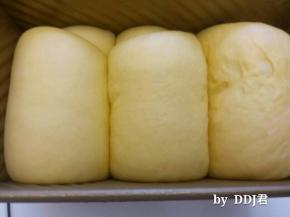 涨至模具八分满时，取出来，把烤箱里的水汽擦干，160度预热