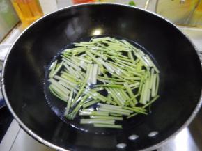 芹菜清洗干净焯一下盐水