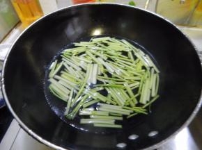 芹菜清洗干净焯一下盐水