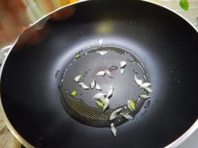 锅里加入油加入葱炒香