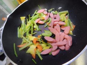 炒匀后加入火腿肠