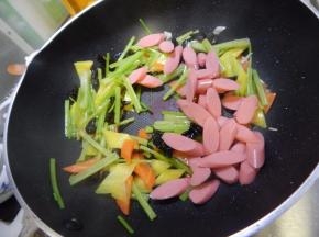 炒匀后加入火腿肠