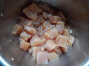 鸡丁加入料酒淀粉抓匀