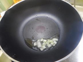 锅里加入油加入葱炒香