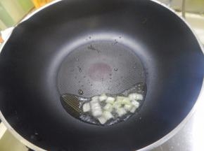 锅里加入油加入葱炒香