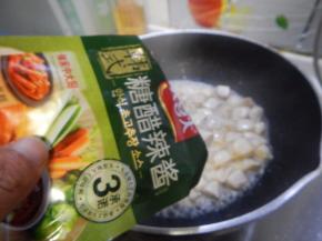 然后加入甜辣酱炒匀