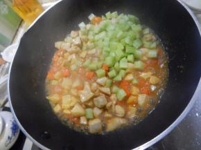 炒匀后加入莴笋