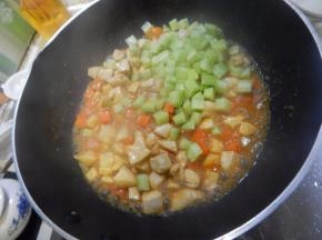 炒匀后加入莴笋