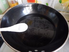 锅里加入油加入盐加入水烧开