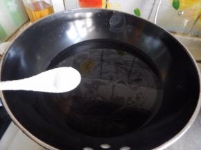 锅里加入油加入盐加入水烧开