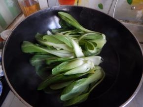 水开后加入油菜煮熟