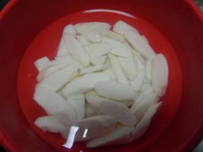 山药去皮切片泡水里