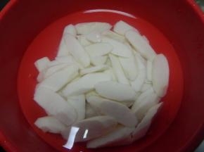 山药去皮切片泡水里
