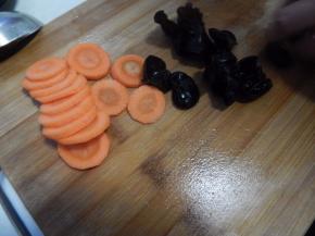 木耳加入胡萝卜切片