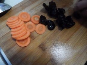 木耳加入胡萝卜切片