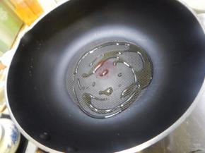 锅里加入油加入葱炒香