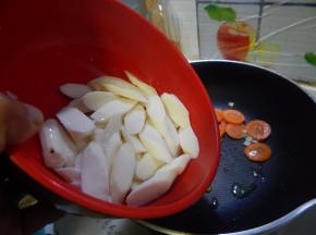 炒散后加入山药