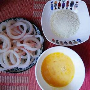 准备食材，鱿鱼圈超市买的。