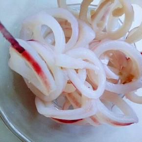 把鱿鱼圈去皮，全部去皮的鱿鱼圈放入调料腌制15分钟，(喜欢吃辣的可以放些辣)