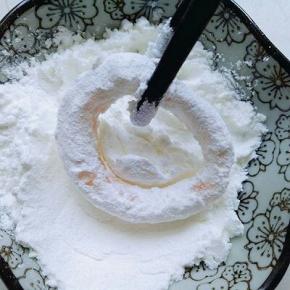 腌制好的鱿鱼圈先放淀粉里均匀沾满。