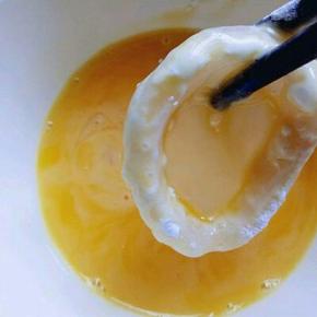 再蛋液碗里泡30秒。