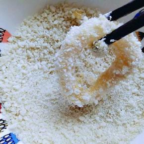 再沾满面包糠，依次顺序做完。