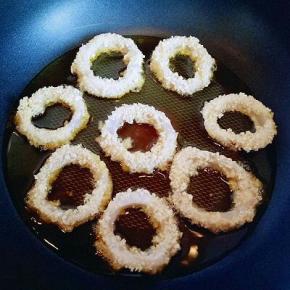 锅中加入油，油温8成加入做好的鱿鱼圈，中火炸至两面金黄即可。