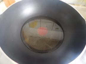 锅里加入油
