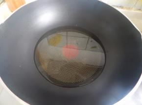 锅里加入油