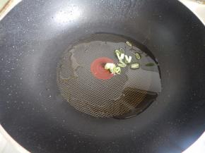 锅里加入油加入葱炒香