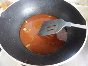 然后另入调好的汁煮开