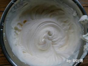 400克淡奶油加40克白砂糖，低速打发至图片这状态，不要打过了哦