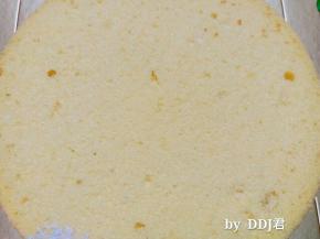 八寸戚风蛋糕分成厚度均匀的三片，放一片在转台上