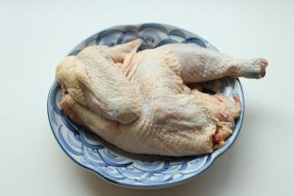 走地鸡一只，自然解冻。清洗干净，减去脚尖和鸡屁股，切半只，鸡爪和鸡脖以上部位都不要。