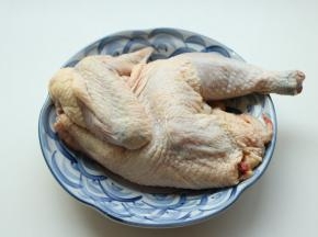 走地鸡一只，自然解冻。清洗干净，减去脚尖和鸡屁股，切半只，鸡爪和鸡脖以上部位都不要。