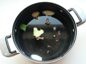 汤锅内加适量水，能淹没鸡就好，放入几片姜和一些葱段，几个花椒粒以及少许食盐。