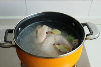 放入鸡，烧开后转中小火煮20分钟，再焖5分钟，能扎透没有血水就可以。