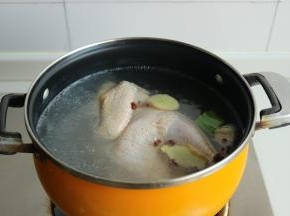 放入鸡，烧开后转中小火煮20分钟，再焖5分钟，能扎透没有血水就可以。