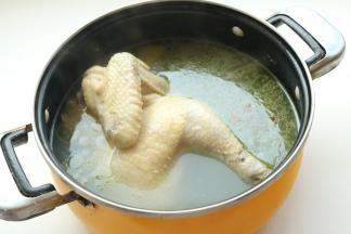 煮好的鸡，很饱满，表面有黄色的油脂。