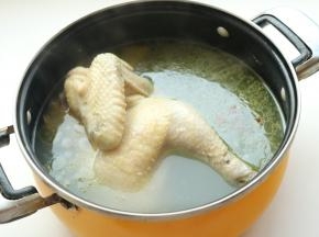 煮好的鸡，很饱满，表面有黄色的油脂。