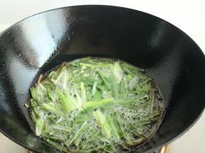 熬制葱油，最简单的方法，小葱切段，色拉油烧热后，放入葱段，转中小火熬制。